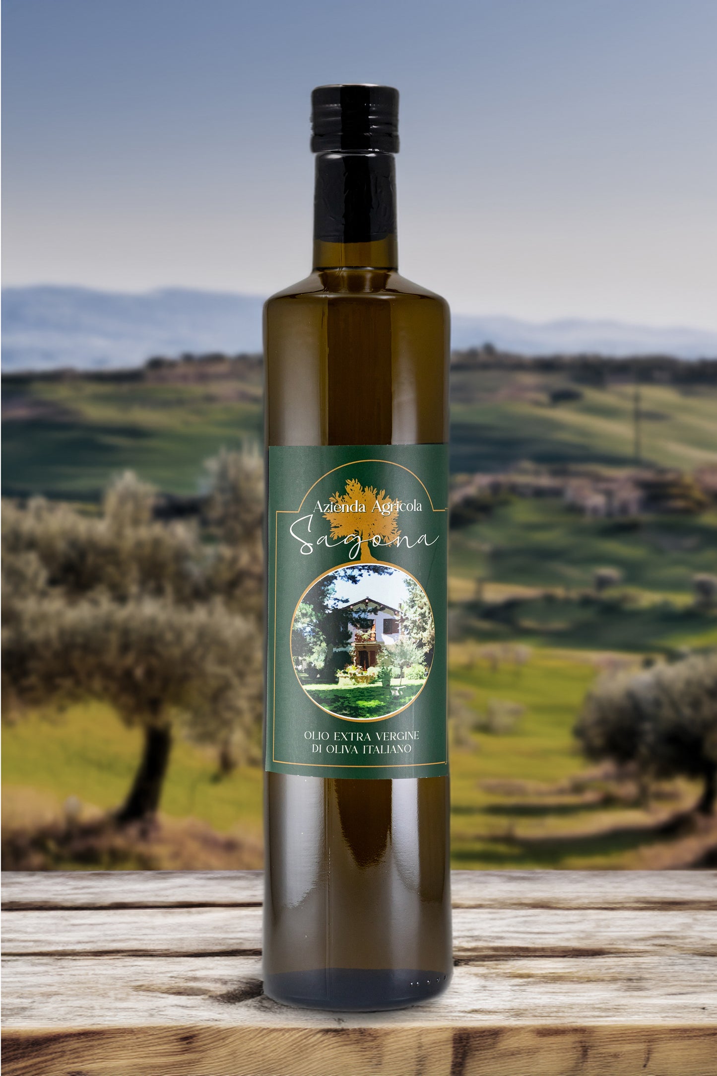 Flasche Olio Extra Vergine di Oliva der Azienda Agricola Sagona, 750 ml, mit eleganter Etikettierung. Das Olivenöl aus Alia, Sizilien, wird durch Kaltpressung gewonnen, um seine Aromen und Nährstoffe zu bewahren. Ideal für Salate, gegrilltes Gemüse oder als Dip zu frischem Brot.