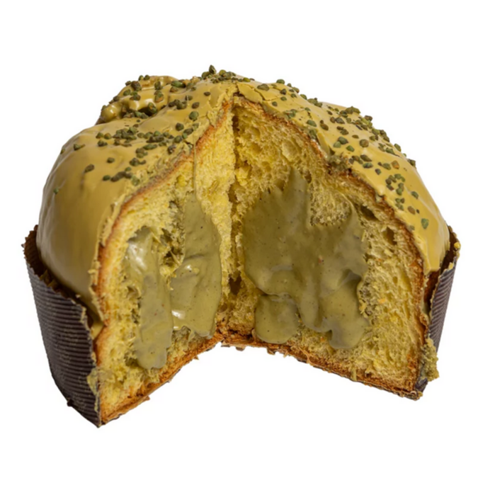 Panettone al Pistacchio – Innenansicht des luftigen Panettones mit köstlicher Pistaziencreme, umhüllt von Pistazienschokolade und dekoriert mit gerösteten Pistazien.