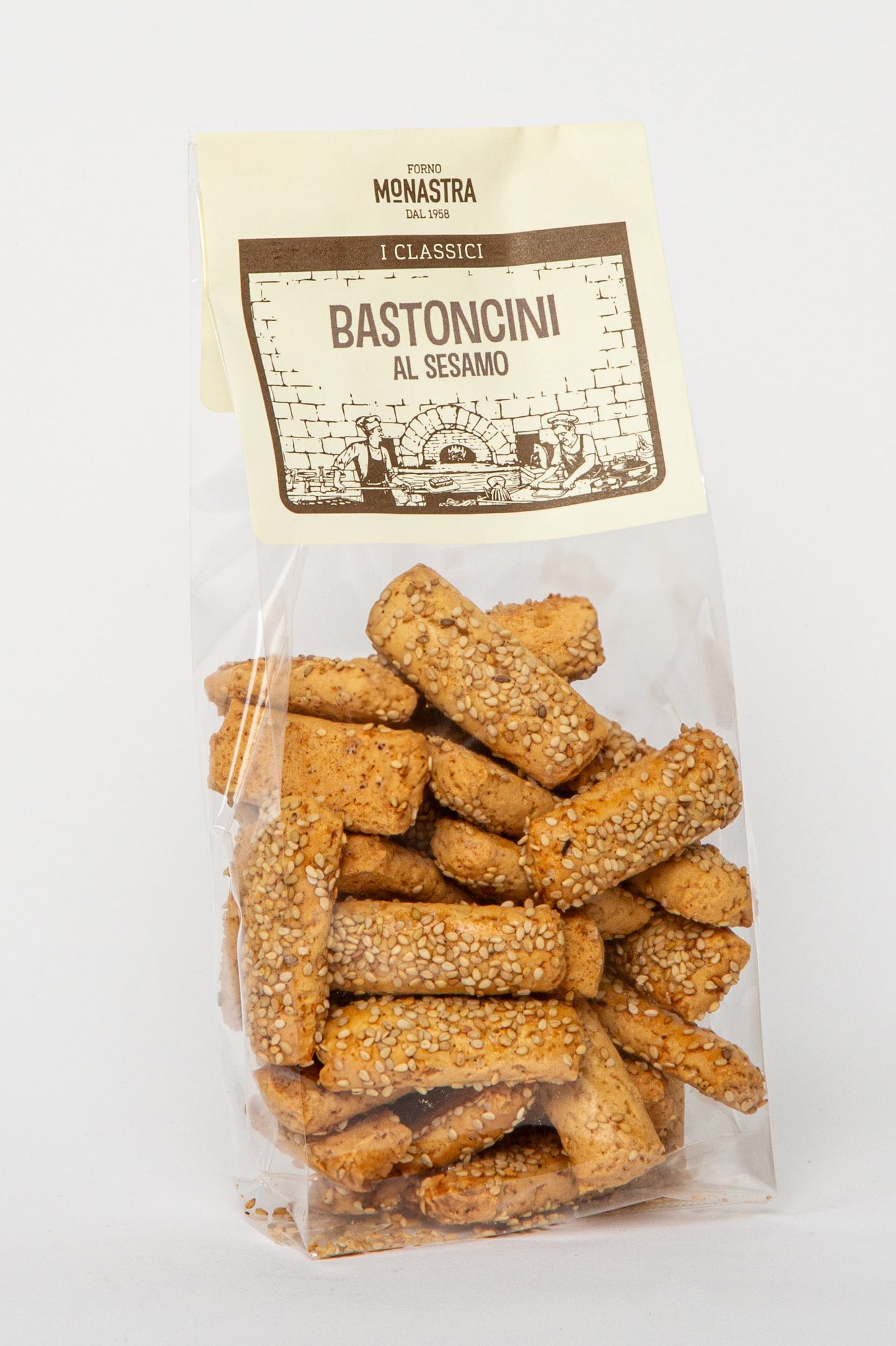 Auf dem Bild sind die Bastoncini al Sesamo von Forno Monastra zu sehen – köstliche Keksstangen mit Sesam und einem Hauch Zitronenaroma, erhältlich bei Nicoletti Feinkost in Schongau.