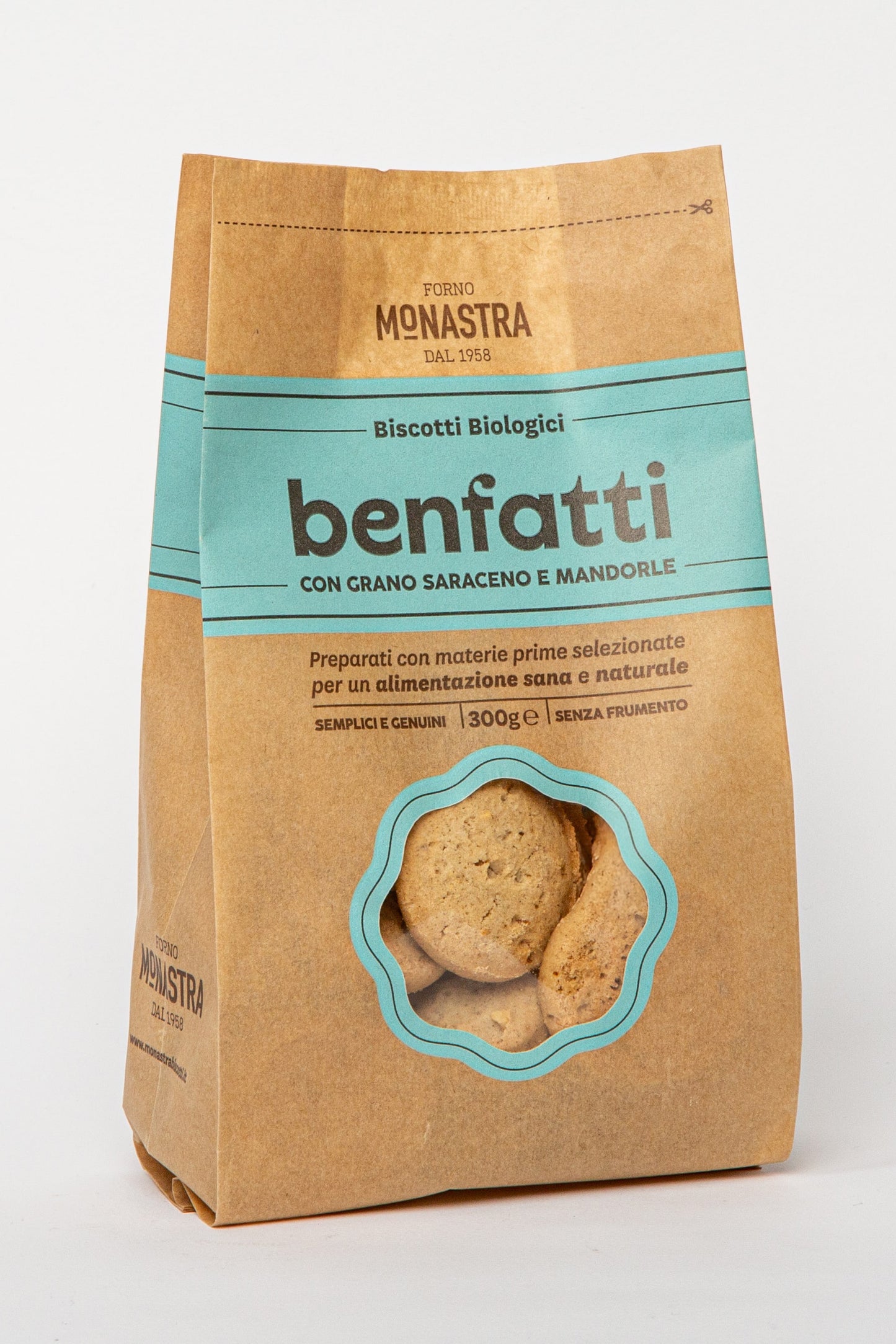Biscotti Biologici Benfatti con grano saraceno e mandorle (Buchweizen und Mandeln) von Forno Monastra in einer natürlichen Papierverpackung – die Kekse sichtbar durch ein transparentes Sichtfenster, präsentiert in rustikalem Design, erhältlich bei Nicoletti Feinkost in Schongau.