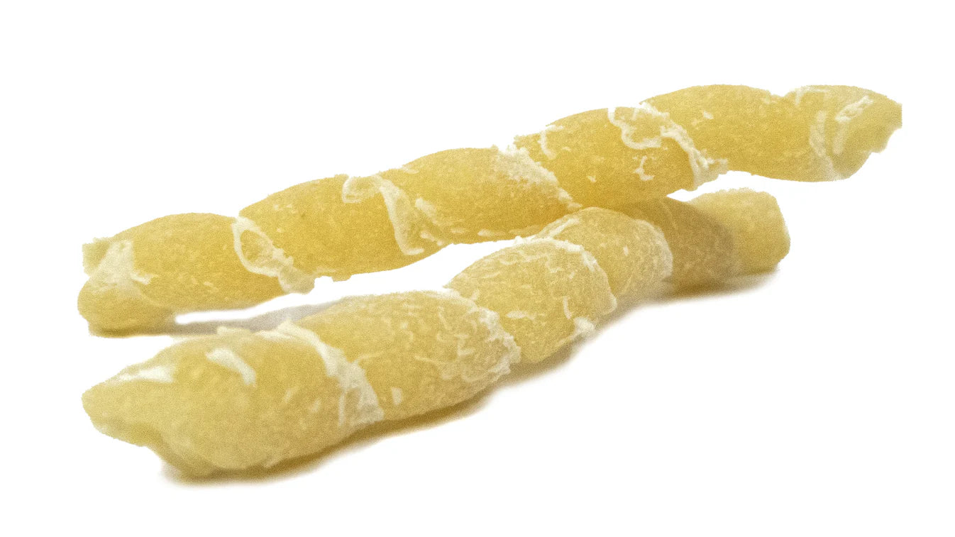 Einzelne Busiate waagrecht liegend – spiralige Pasta aus Sizilien mit rustikaler Struktur