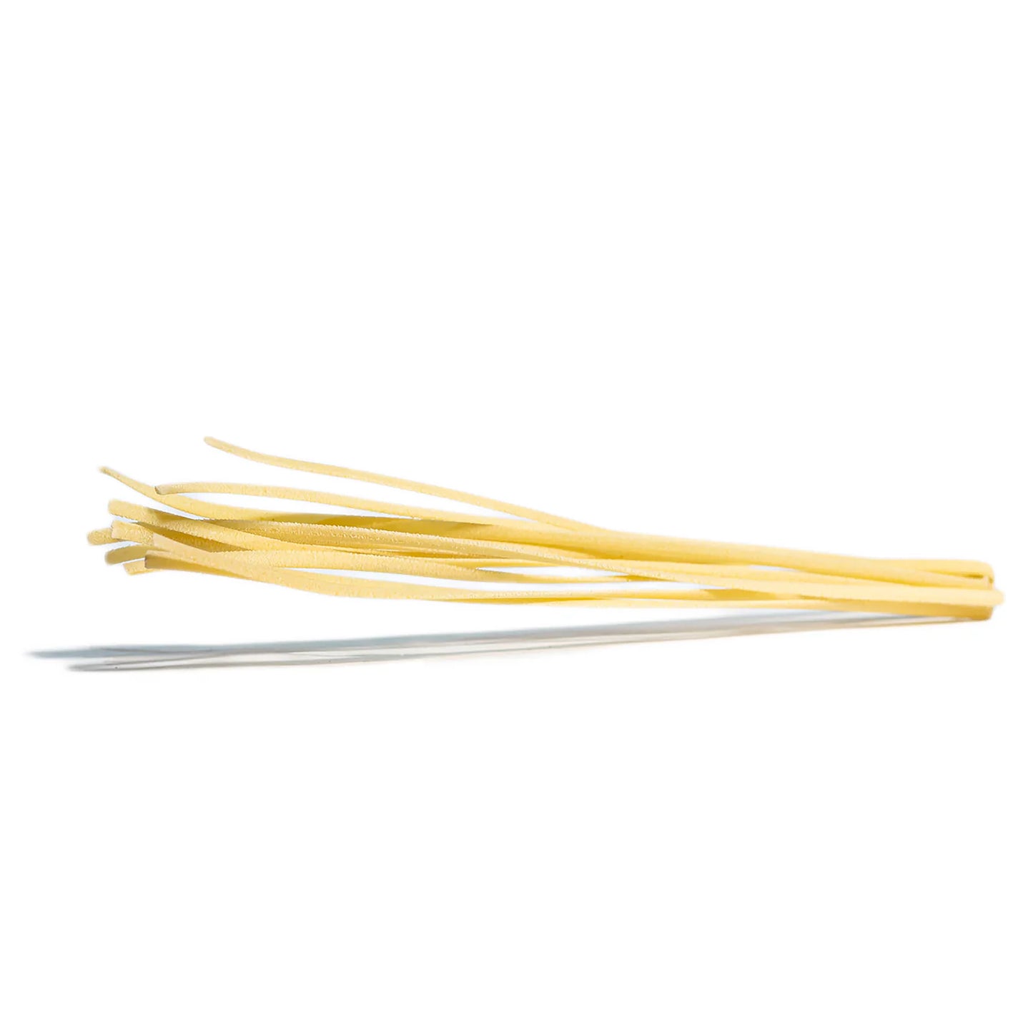 Linguine Pasta Artigianale aus Sizilien, auf einem Teller liegend – perfekt für Ihre Lieblingsgerichte, mit traditioneller Handwerkskunst hergestellt.