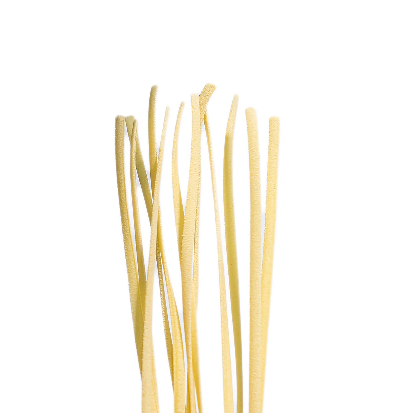 Einzelne Linguine Pasta Artigianale im Stehen – eine Tradition aus Sizilien, die durch ihre rauhe Textur ideal für Saucen ist.
