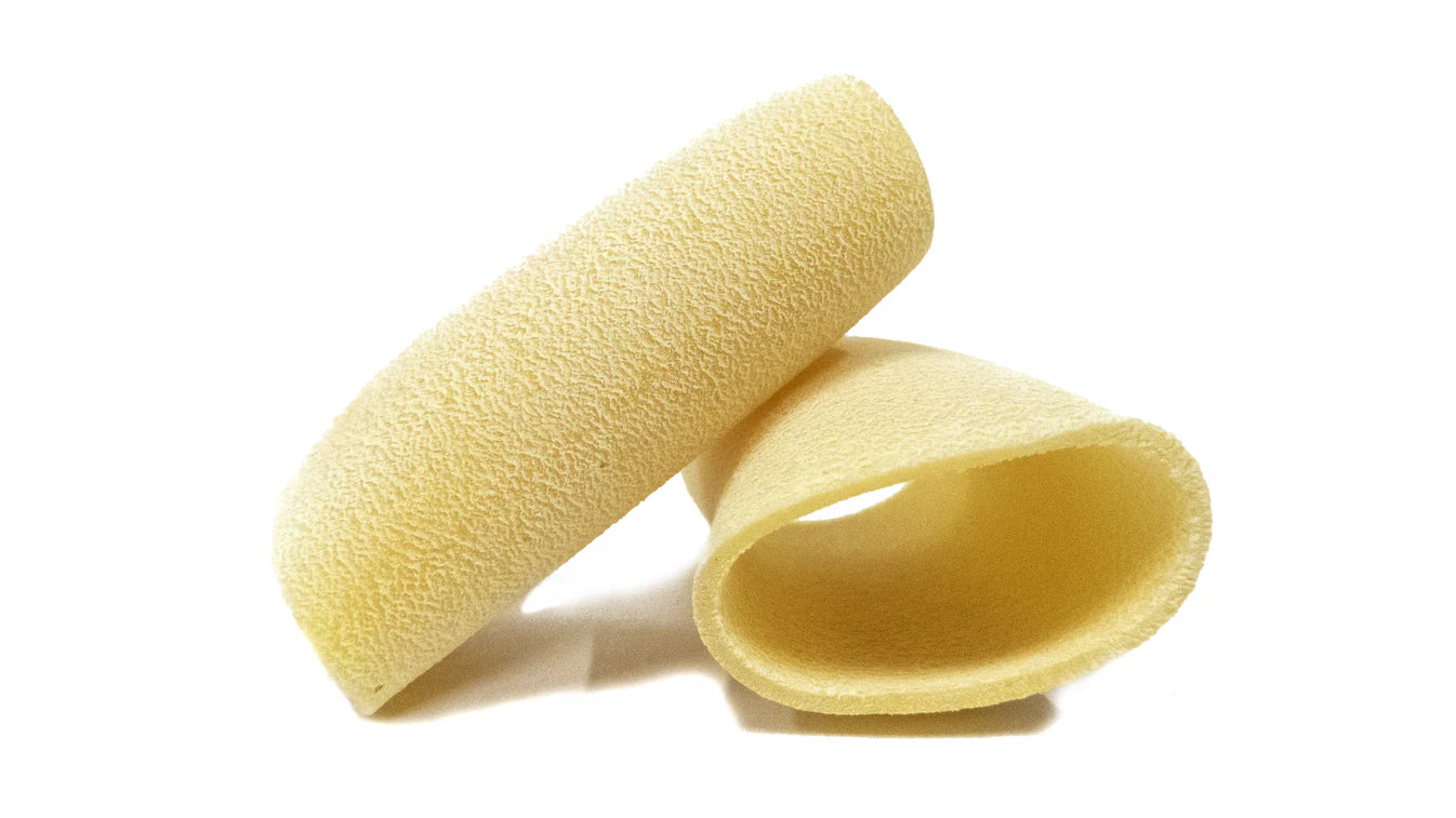 Zwei einzelne Paccheri – traditionelle sizilianische Pasta aus Hartweizengrieß, in Bronzeformen gezogen