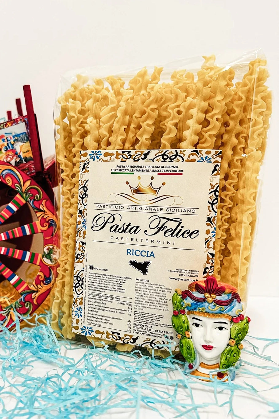 Riccia Pasta Artigianale aus Sizilien – präsentiert mit Carretto Siciliano und Testa di Moro, ein Ausdruck sizilianischer Esskultur und Handwerkskunst