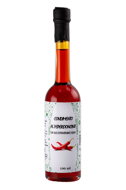 Flasche CONDIMENTO AL PEPERONCINO (100ml) - Peperoncinoöl - Peperoncinoöl aus Sizilien. Aromatisches Würzöl mit intensiver Schärfe, ideal zum Verfeinern von Pasta, Pizza und Fleischgerichten.