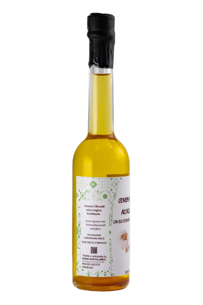 Seitenaufnahme der Flasche CONDIMENTO ALL'AGLIO (100 ml) – Knoblauchöl aus Sizilien, mit Zutatenangabe und intensivem Knoblauchgeschmack, kombiniert mit hochwertigem nativem Olivenöl extra.
