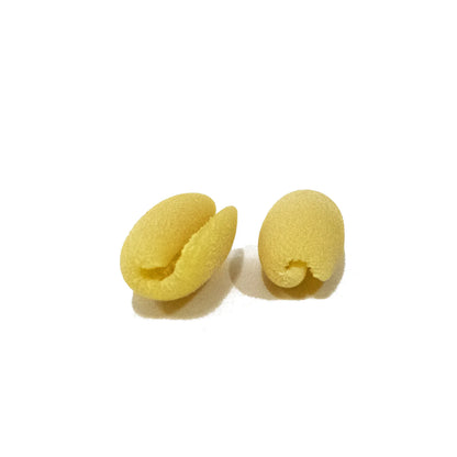 Zwei Cavatelli-Nudeln nebeneinander – handwerklich in Sizilien aus Hartweizen hergestellt. 
