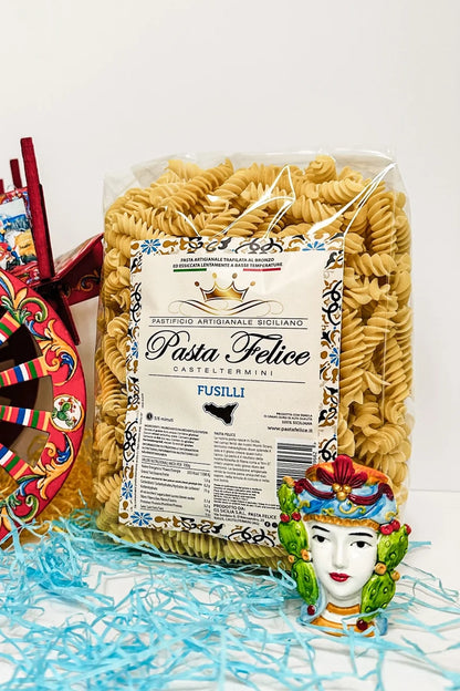 Packung handwerklich hergestellter sizilianischer Fusilli von Pasta Felice, erhältlich bei Nicoletti Feinkost in Schongau.
