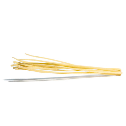 Linguine Pasta Artigianale aus Sizilien, auf einem Teller liegend – perfekt für Ihre Lieblingsgerichte, mit traditioneller Handwerkskunst hergestellt.