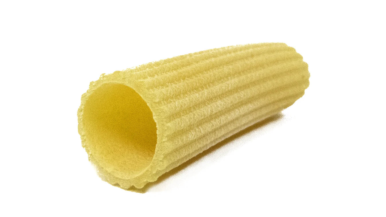 inzelne Rigatoni – traditionelle sizilianische Pasta aus Hartweizengrieß, in Bronzeformen gezogen