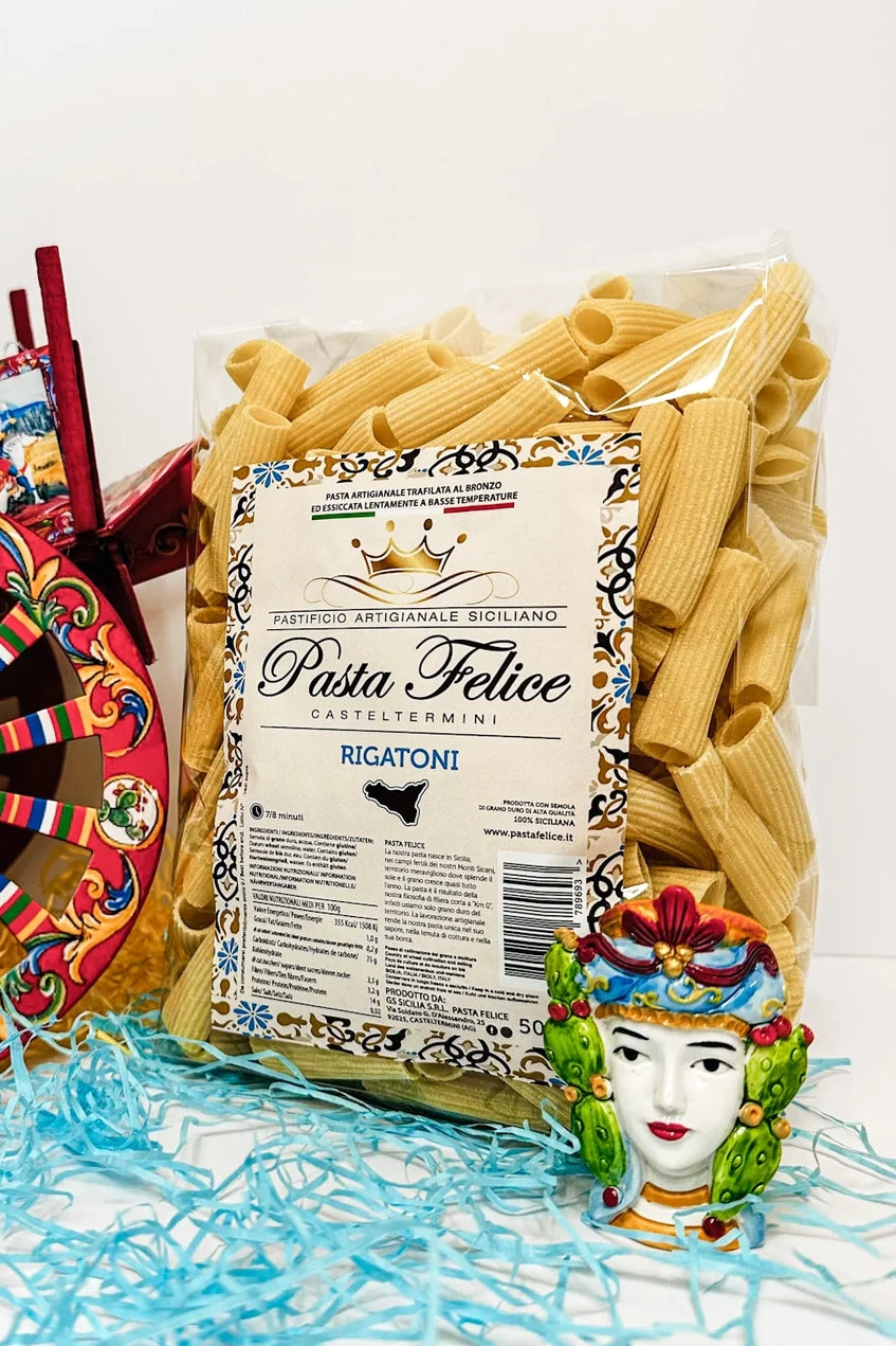 Packung Rigatoni – handwerklich hergestellte Pasta aus sizilianischem Hartweizengrieß - erhältlich bei Nicoletti Feinkost in Schongau