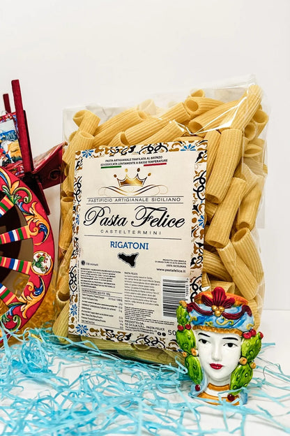 Packung Rigatoni – handwerklich hergestellte Pasta aus sizilianischem Hartweizengrieß - erhältlich bei Nicoletti Feinkost in Schongau