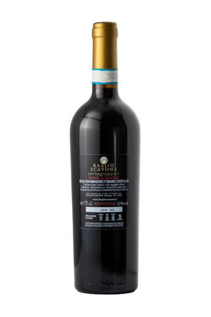 Rückseite der Flasche Settegrappoli Nero d’Avola – mit Angaben zur Rebsorte, Alkoholgehalt und Empfehlungen zur Serviertemperatur. Rotwein aus Sizilien im Sortiment von Nicoletti Feinkost.